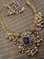 Elegante Perlenkette mit amethystfarbenen Steinen