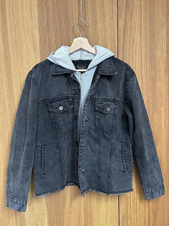 Giacche: schwarze Jeansjacke mit grauer Kapuze – Usato da Gais venduto da T_iziana