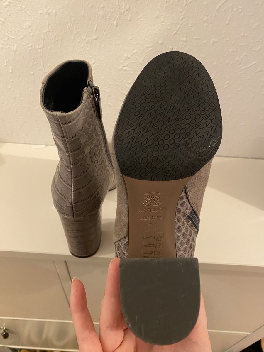 Navyboot Scarpe da donna: Navyboot Wildleder Stiefeletten in Grau Gr. 38 – Nuovo (secondo la descrizione) da Winterthur venduto da JasonHa 5
