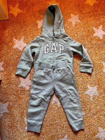 Sweet GAP girls tracksuit in light green at 2T (92- 98cm)