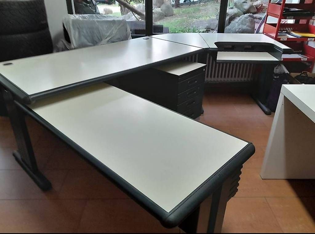 Scrivanie: Vendo scrivania per ufficio d'occasione  – Usato da Verscio venduto da mic_vfk6