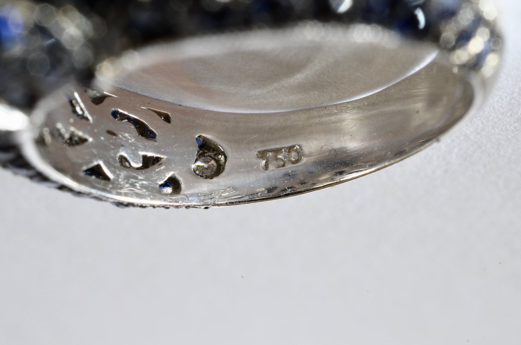 Anelli: Ring mit blauem Saphir und Diamanten, 1990. – Usato da Meilen venduto da glenbeigh 9