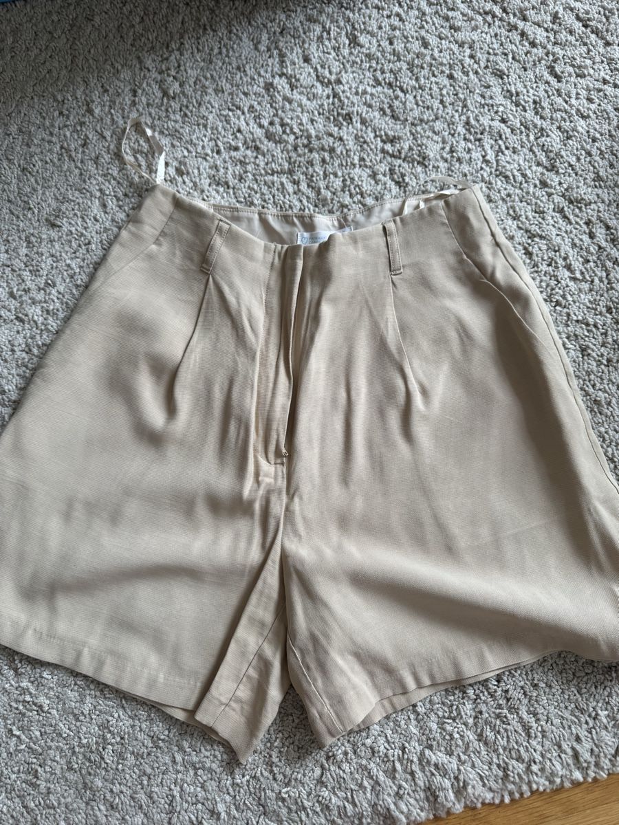 Primark Pantaloni: Beige shorts – Nuovo (secondo la descrizione) da Bern venduto da FashionK92