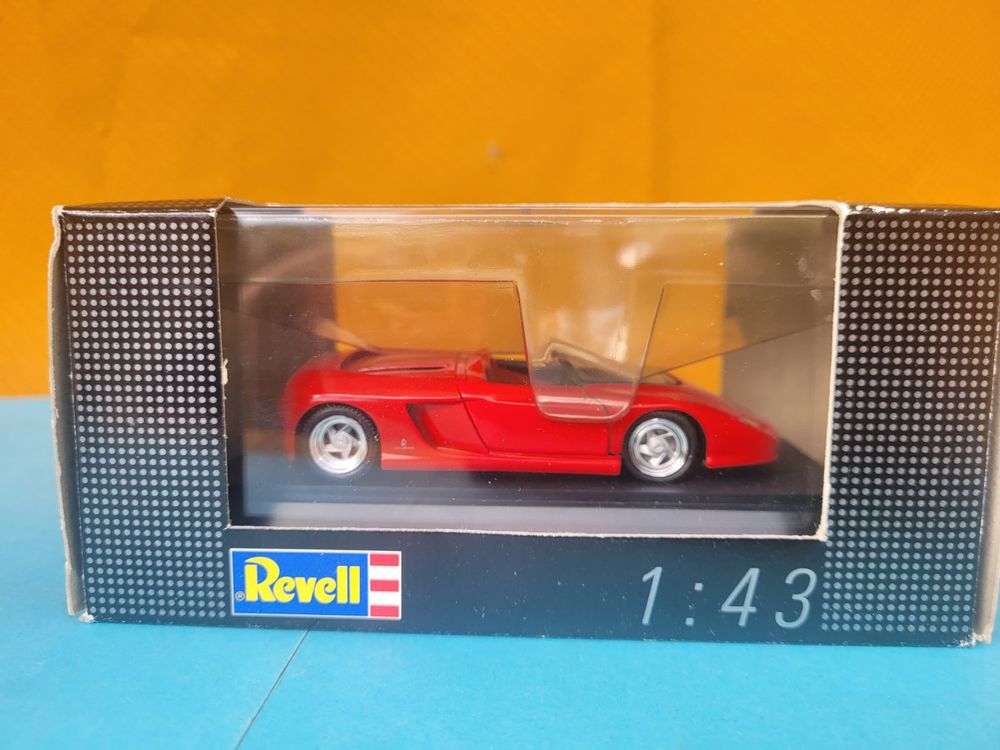 FERRARI MYTHOS PININFARINA cabriolet rouge ceintures rouges 1/18 REVELL voiture