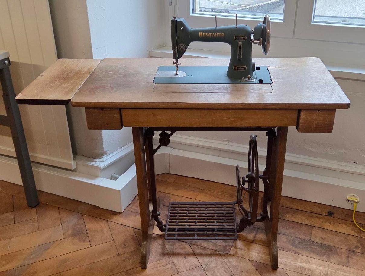 Schöne Alte Nähmaschine Mit Tisch Fotos