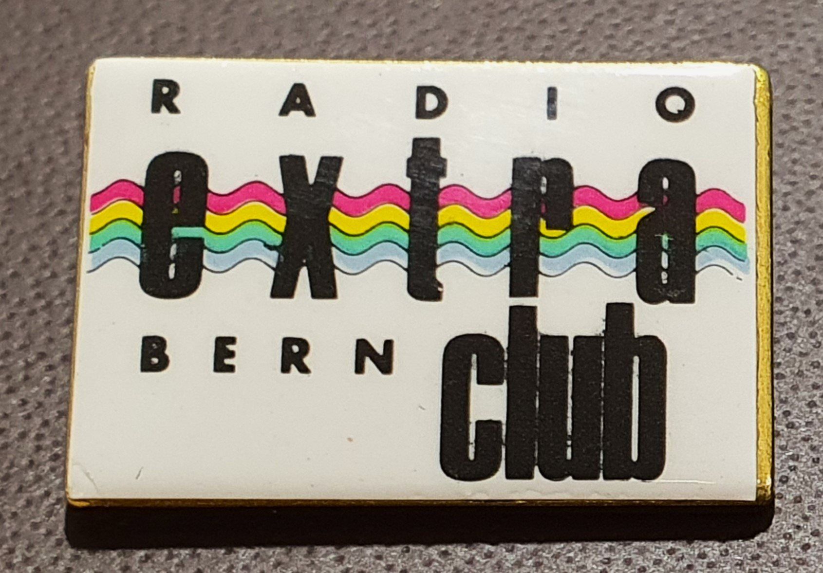 Broschen & Nadeln: A073 - Brosche Radio extra Bern club 97.7 – Gebraucht aus Reinach BL von Boston-Verkauf
