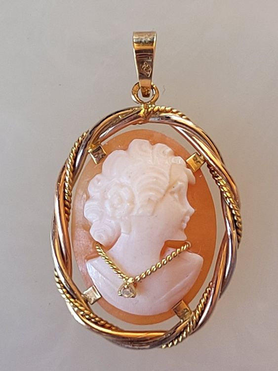 Pendentif Camée En Or 18K Et Corail - Ovale, état Proche Du Neuf, Pièce Unique