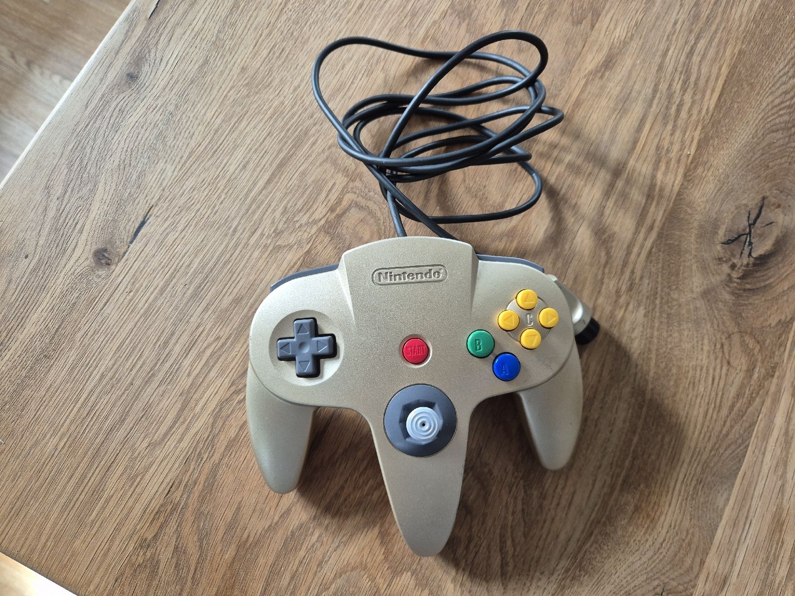 Nintendo Controller: N64 Controller Gold mit Steel n64 Bowl – Usato da Gümligen venduto da kurt2591989