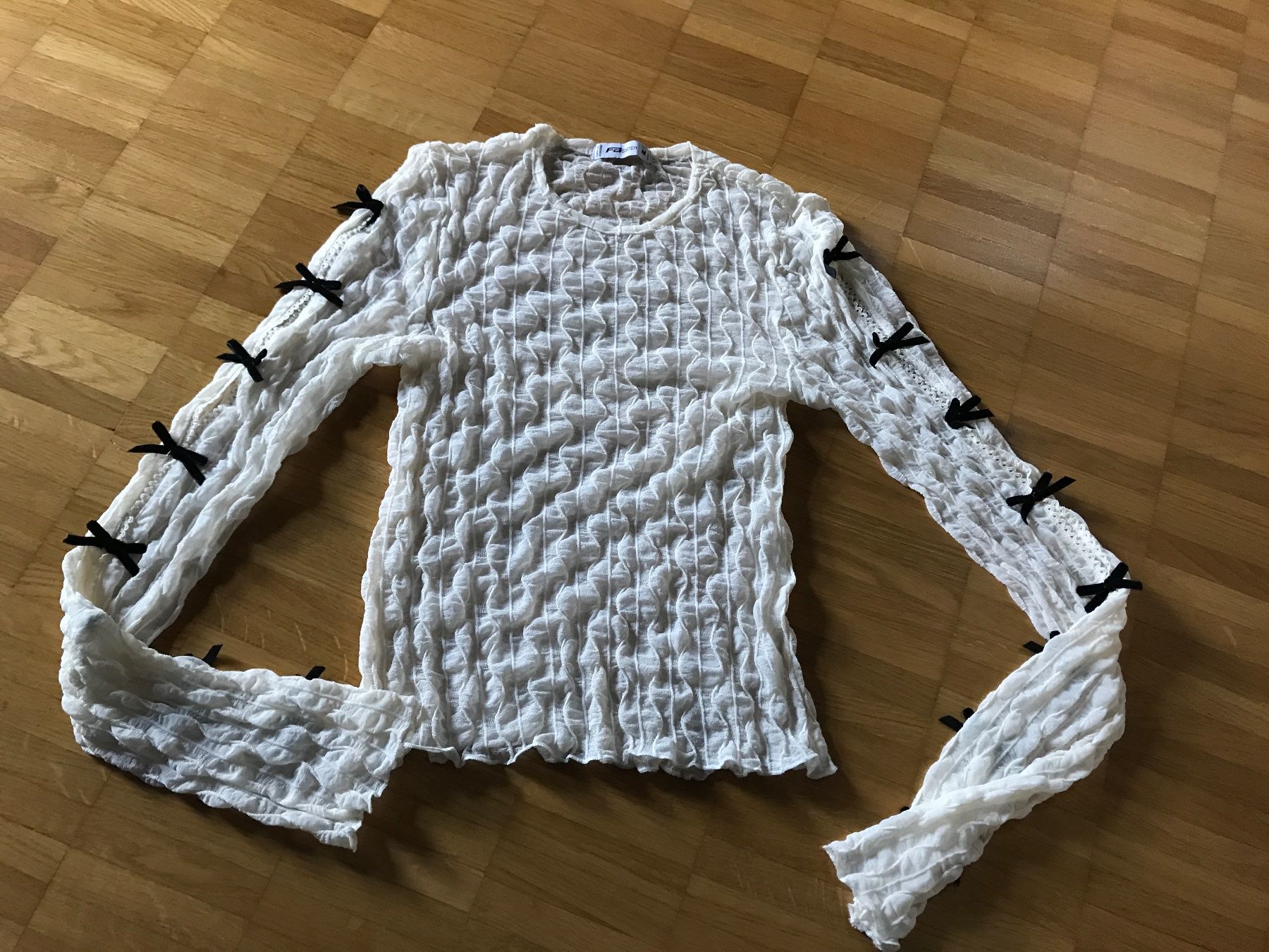 T-Shirts: Cremefarbenes Spitzenshirt Gr M mit Mäschli – Gebraucht aus St. Margrethen SG von kellenbh