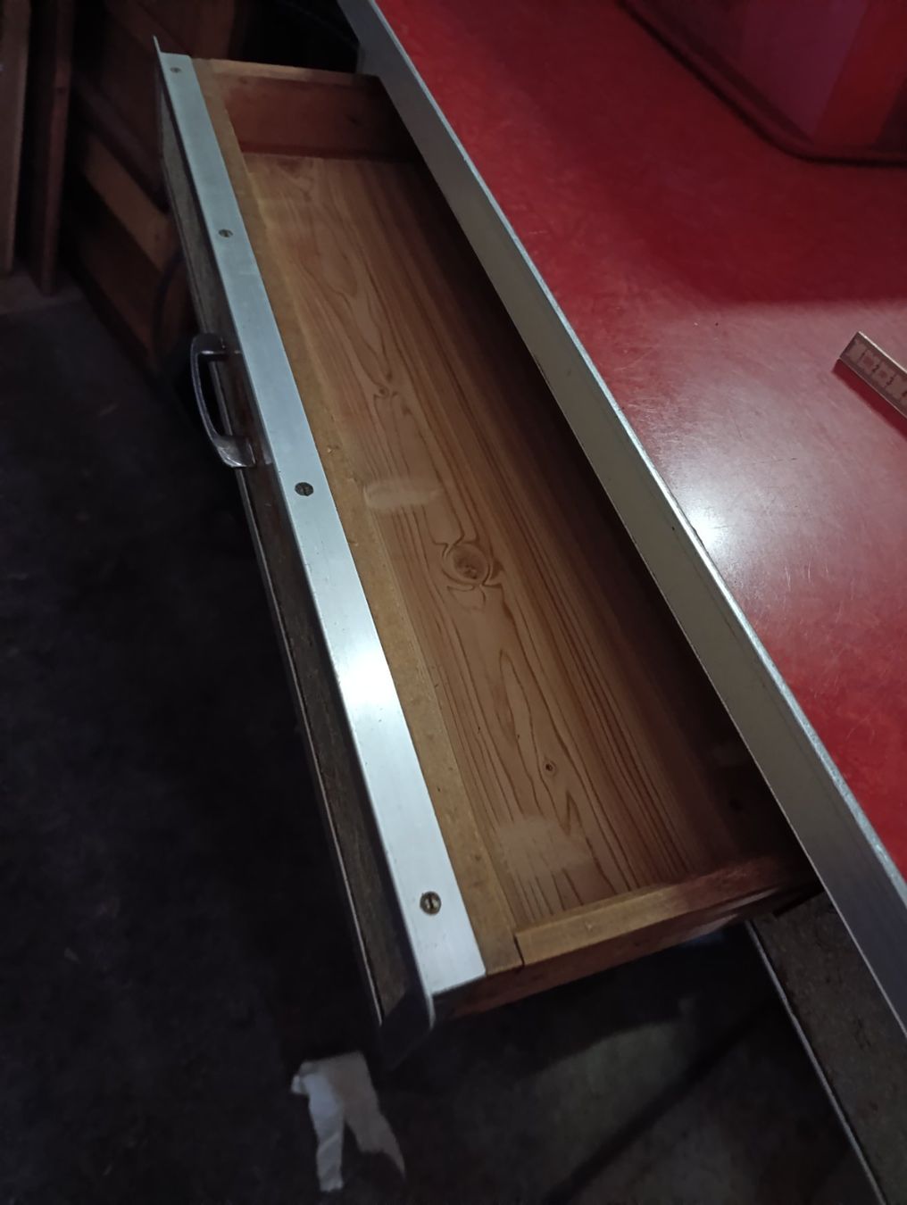 Tavoli: Vintage Küchentisch mit Schublade, rot – Usato da zofingen venduto da Blume14 1