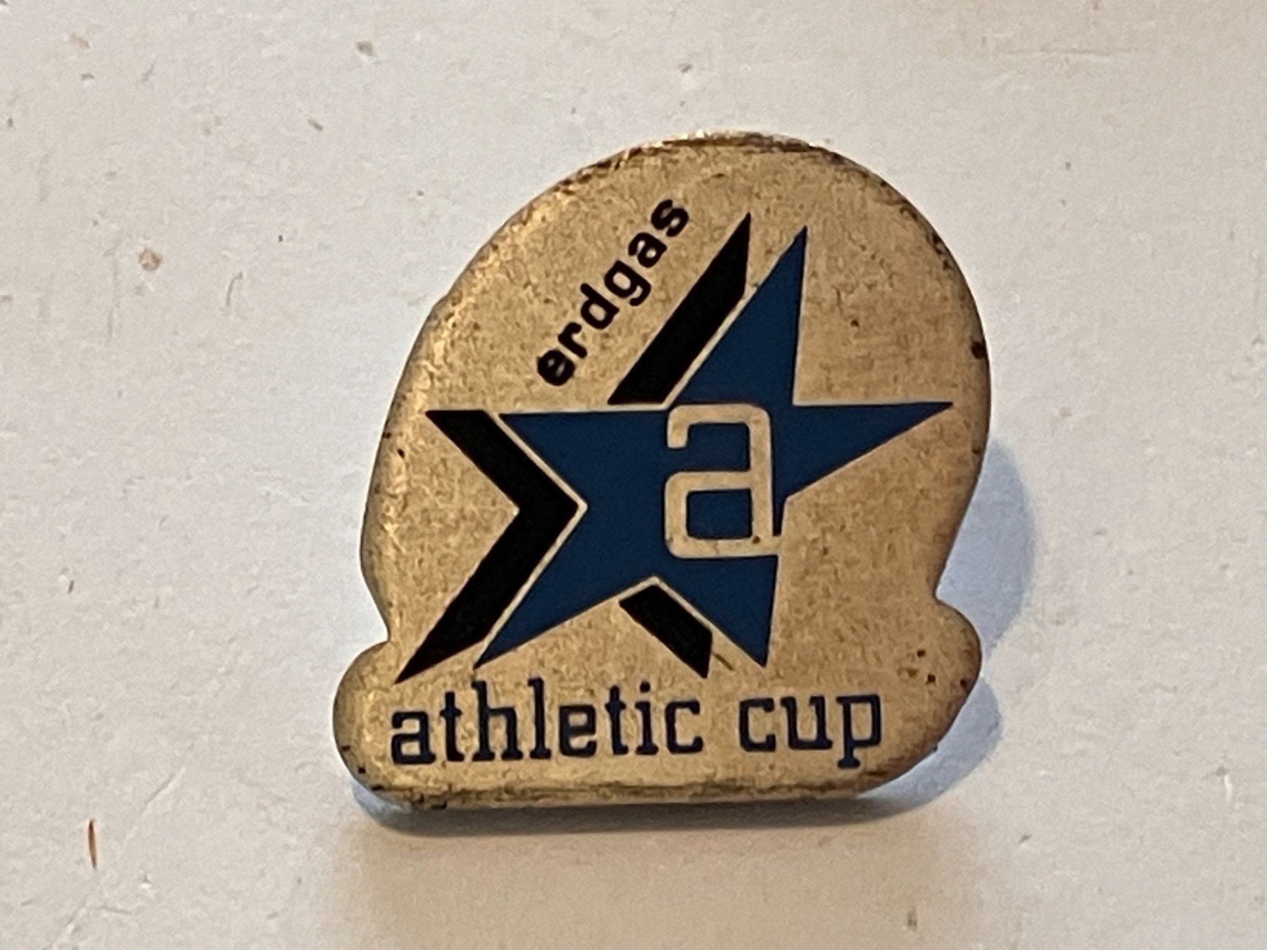 Placchette & Badge: 1 Pin Athletic Cup Erdgas – Usato da Basel venduto da djwwpp