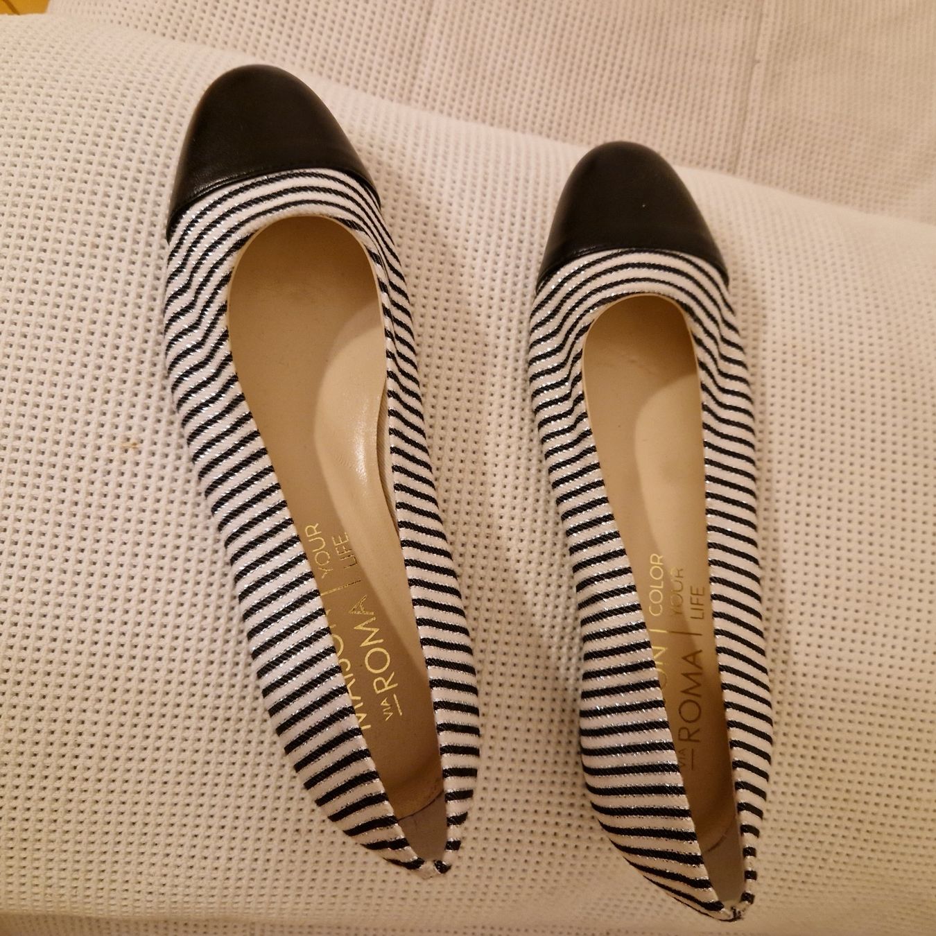 Scarpe da donna: Chaussures plates rayées noir blanc taille 36.5 – Nuovo (secondo la descrizione) da Genève venduto da vouillma