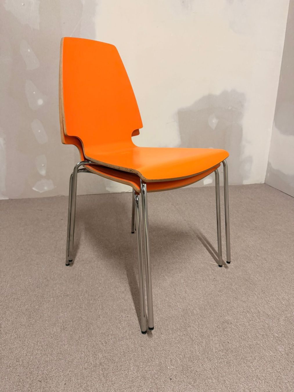 Stühle: 2x Ikea Vilmar Stuhl in orange, stapelbar – Gebraucht aus Rickenbach ZH von Der-Insider 5