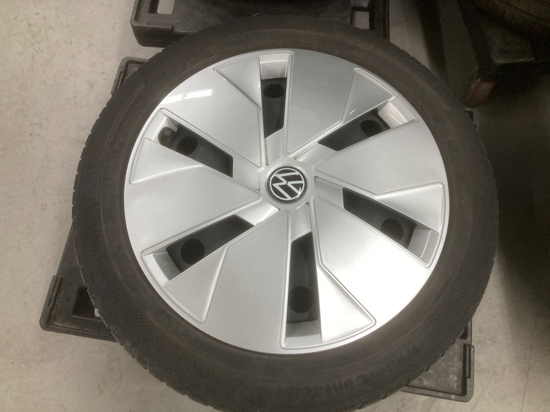 Continental Pneumatici & Ruote complete: 215/55R18 VW ID.3 Winterräder Continental – Usato da Cham venduto da WB2223 3