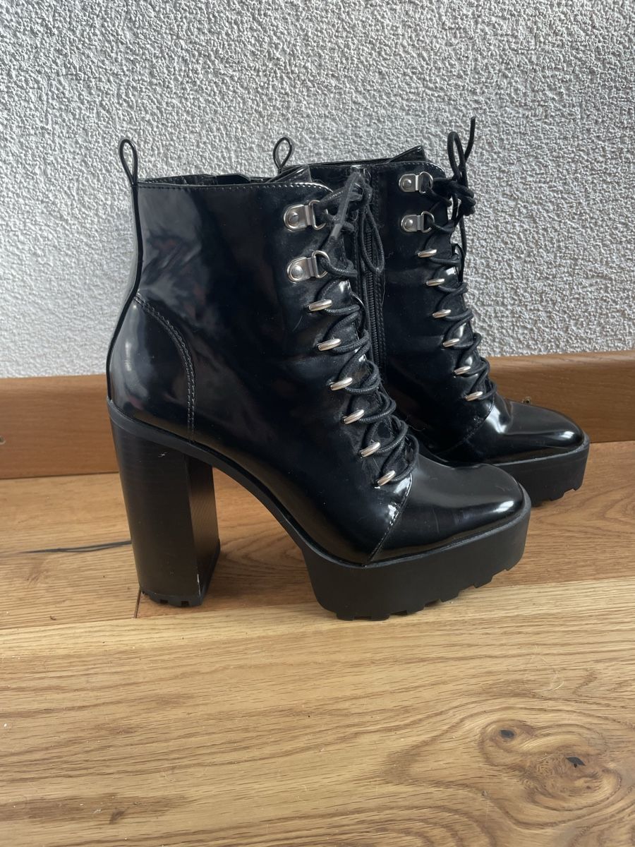 Zara Scarpe da donna: Patent Black Lace Up Platform Boots - Size 39 – Nuovo (secondo la descrizione) da Roche VD venduto da closetcleanse 3