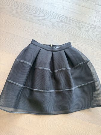 Black guess skirt 