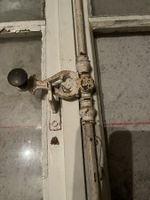 Zwei antike baugleiche Fenster mit Gegenrahmen