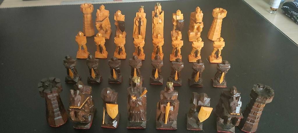 Giochi: Schachfiguren geschnitzt aus Holz – Usato da Tägerwilen venduto da sevi007