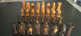 Schachfiguren geschnitzt aus Holz