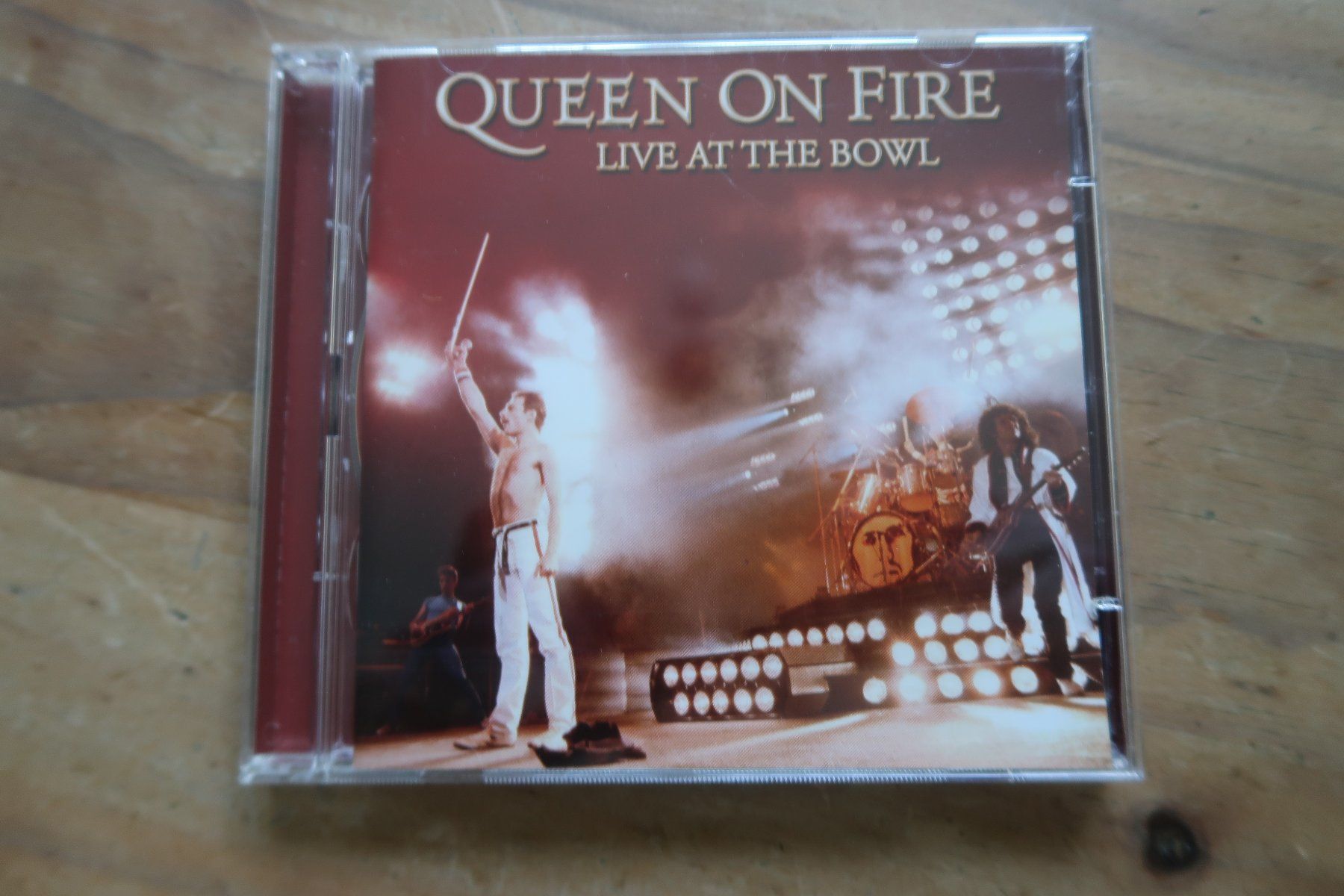 CD: QUEEN - LIVE AT THE BOWL -  2x CD – Usato da Basel venduto da Patiscat