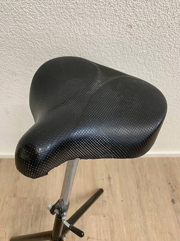 Tabourets: Höhenverstellbare Stehhilfe mit Sattelsitz – D'occasion à Obernau par Arche_Noah_Brocki 3