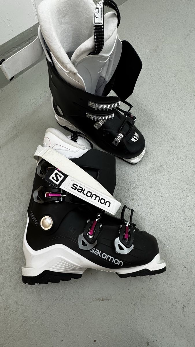 Salomon Skis: kl. Schuhe Grösse 25.5 – D'occasion à Meggen par mil_9p8n