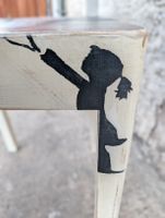 Sedia in legno stile Banksy 