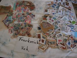 Frankreich  ca 2300 ? Marken = 380 g . mit Papier + Abgelöst