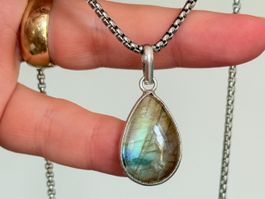 Fashionable labradorite necklace