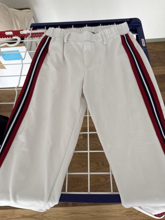 Weisse Hosen, im bequemen „Jogginghose Material“ 