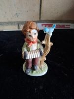Vintage Porzellanfigur Junge mit Akkordeon und Vogel.