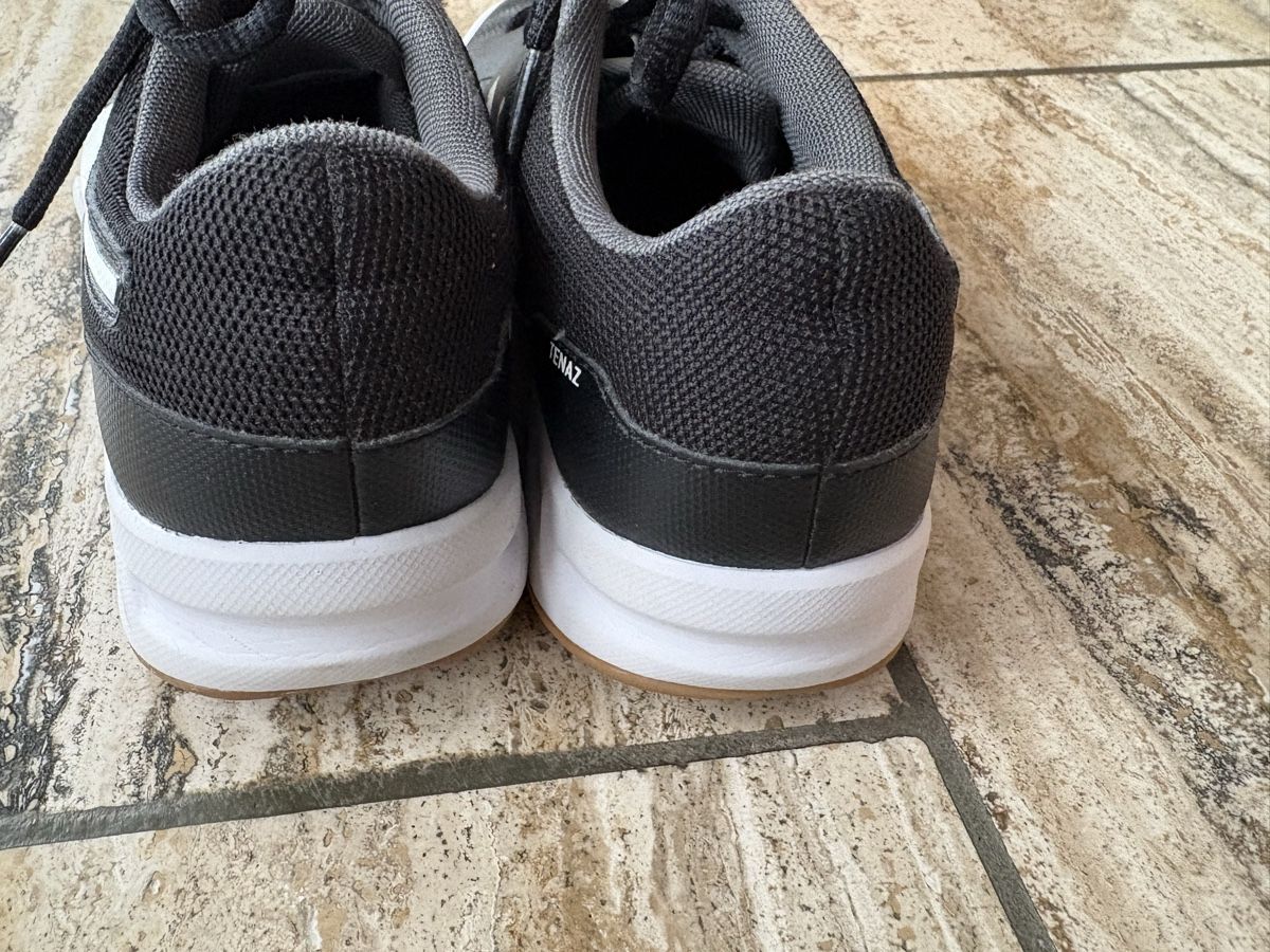 Puma Scarpe per ragazzi: Puma Indoor Sportschuh Grösse 35 – Usato da Nürensdorf venduto da Yellowstone09 3