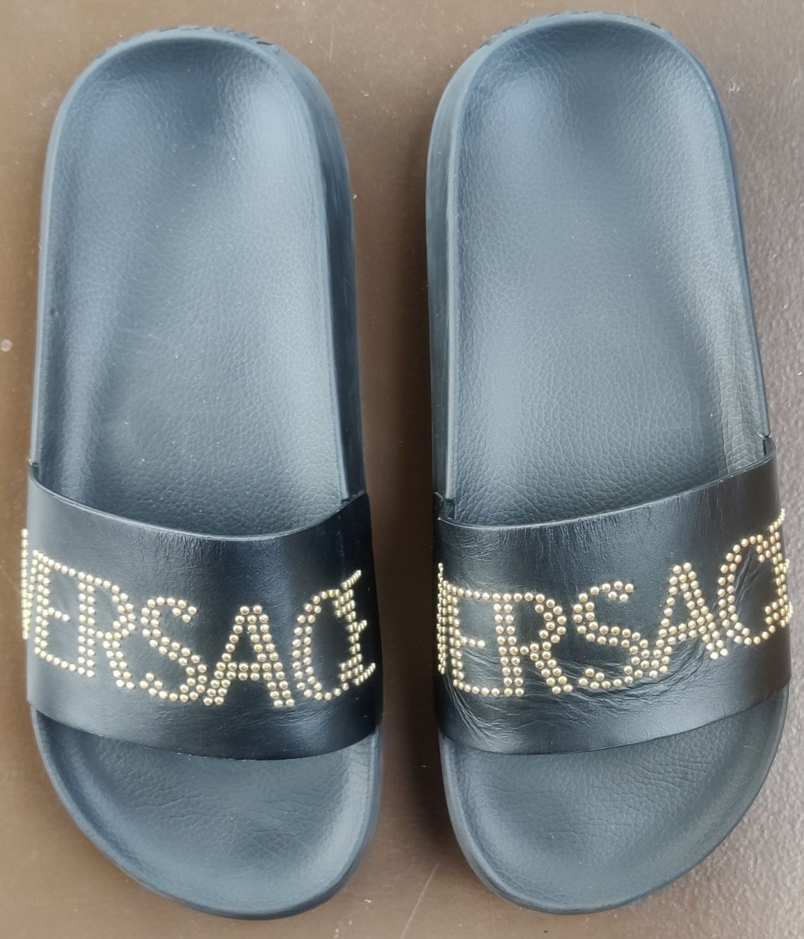 Versace Scarpe da uomo: Versace Pool Slides (Schwarz, G. 40) – Usato da Zürich venduto da dal_64sr