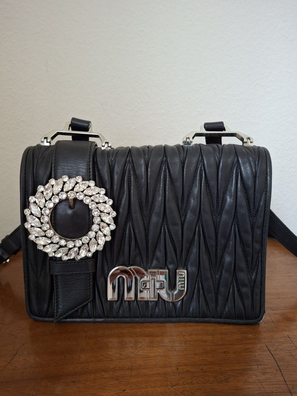 Miu Miu Taschen für Damen: Miu Miu Matelasse Crystal Buckle Bag – Gebraucht aus Gersau von syl_5dsz 9