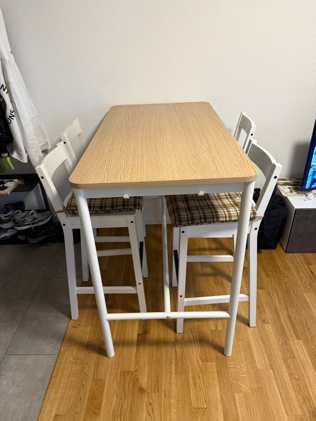 Ikea Set di tavolo e panche: IKEA Hochtisch mit 4 Stühlen – Usato da Zürich venduto da mir_h89q