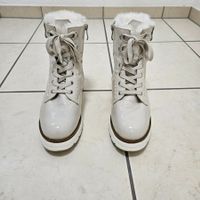 Boots in weissem Lack, warm gefüttert, Grösse 37