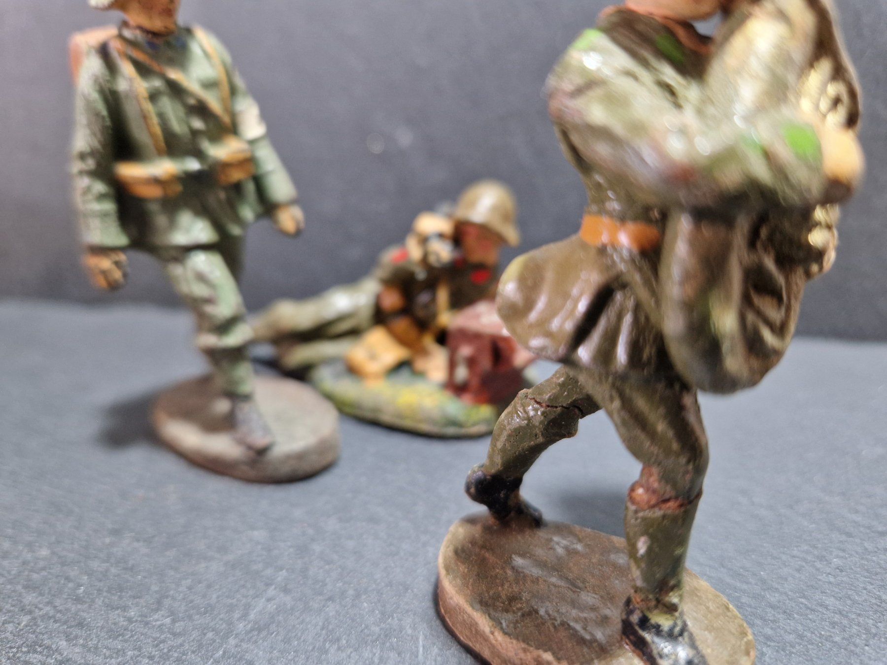Statuette: 3x Elastolin Figuren Soldaten – Usato da Winterthur venduto da Sadega 5