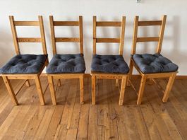 4 Stühle aus Holz