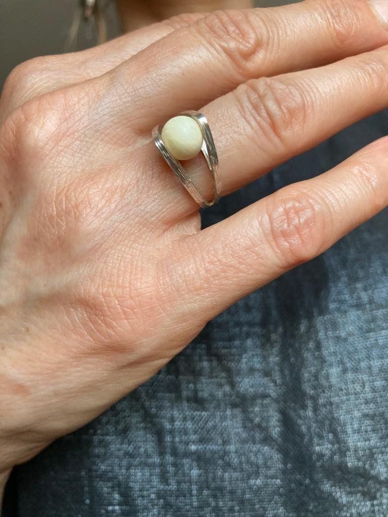 Ringe: Besonderer Silberring mit Kugel aus Bein Feines Design! – Gebraucht aus Luzern von _gluecksfund_