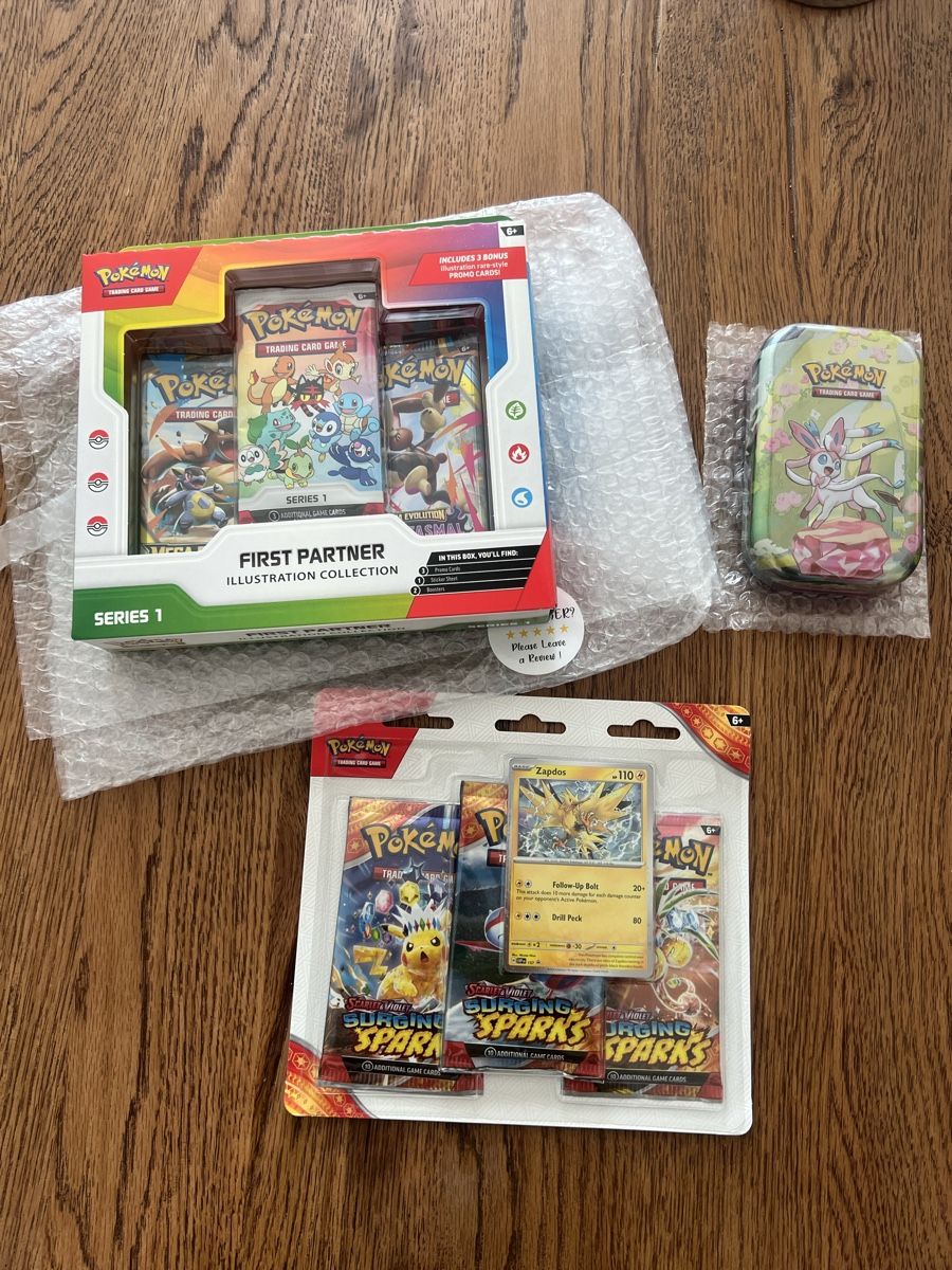 Giochi: Pokémon Bundle EN: First Partner, Prismatic Tin, Zapdos – Nuovo e nell'imballaggio originale da Zürich venduto da cri_jy2c