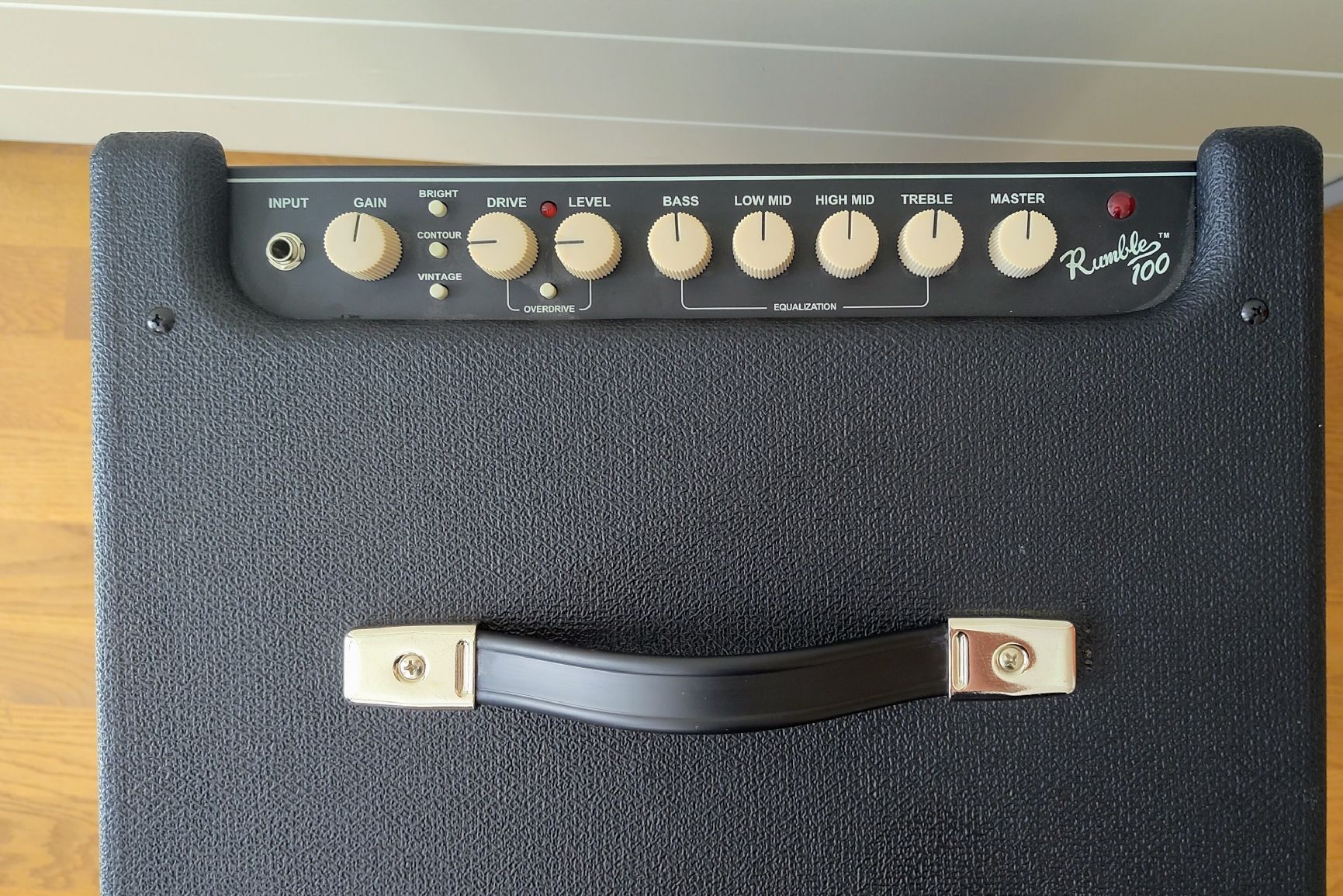Fender Amplificatori: Fender Rumble 100 Basscombo mit Cover – Usato da Wabern venduto da Kos7 4