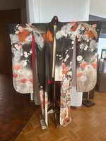 Japanischer Seidenkimono Kraniche, Blumen & Gold-Details