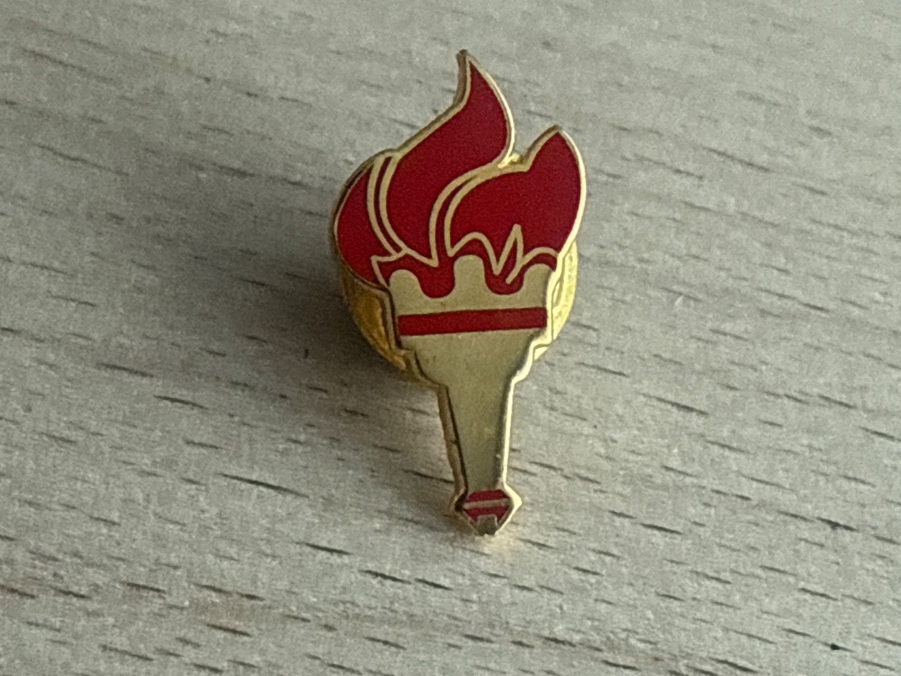 Plaketten & Abzeichen: Pin Olympisches Feuer – Gebraucht aus Glattbrugg von Schweigmatt