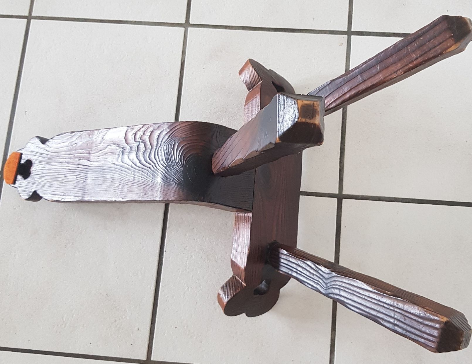 Stühle: Spanischer Vintage Holz Dreibein Stuhl – Gebraucht aus Mauensee von Braut-kleid 5