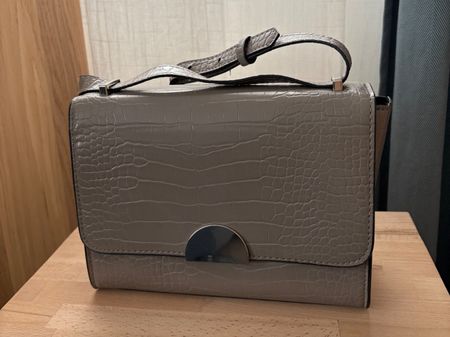 Mango Damen Umhängetasche Kroko-Optik Grau