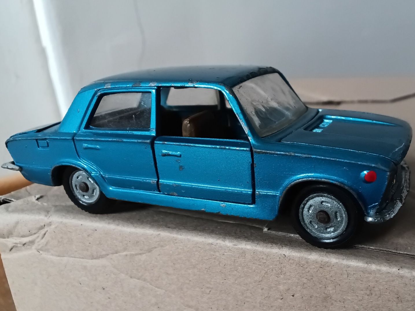 Mebetoys A-16 FIAT 124 - ohne Motor! (Difettoso) a