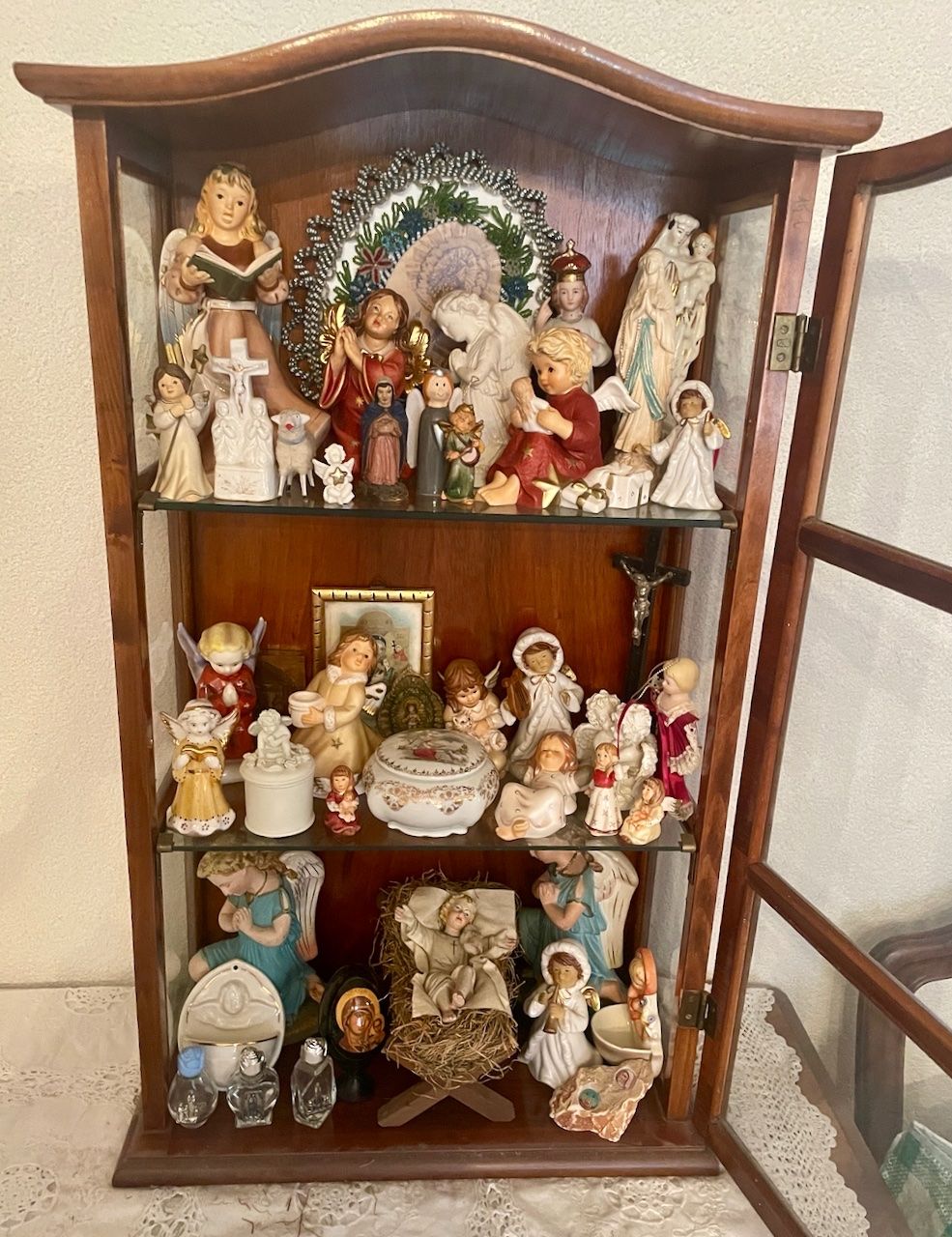 Vetrine: Vitrine inkl. Sammlung - diverse Engel etc. – Usato da Kleinlützel venduto da Schatzkiste_Laufen