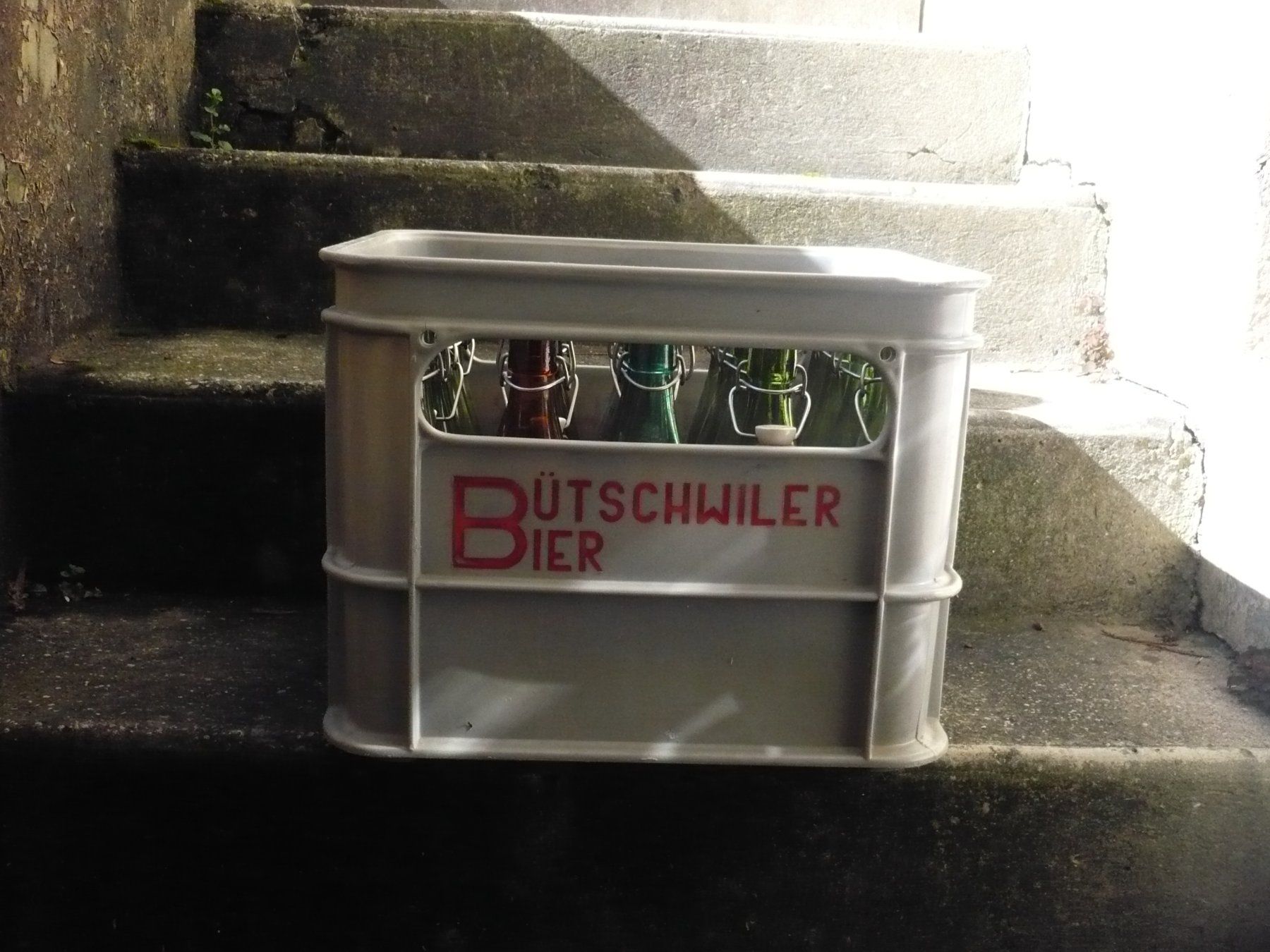 Bicchieri, Caraffe & Bottiglie: Bütschwiler Bierkiste mit div. Flaschen – Usato da Biberist venduto da Urmel