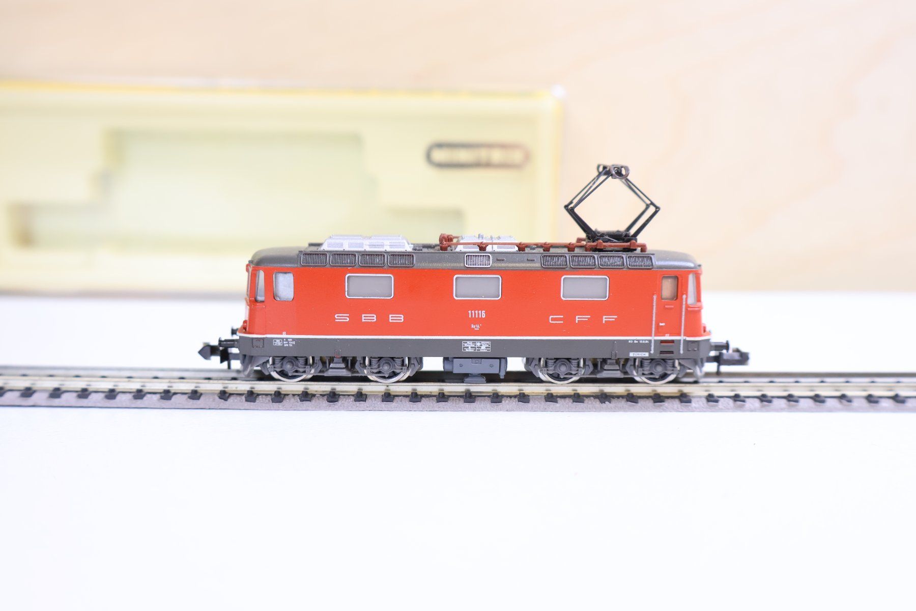 Trix Modelleisenbahnen: Minitrix SBB "Rot" Re 4/4 E-Lok Spur N - Top Modell – Gebraucht aus Winterthur von Monstera 5