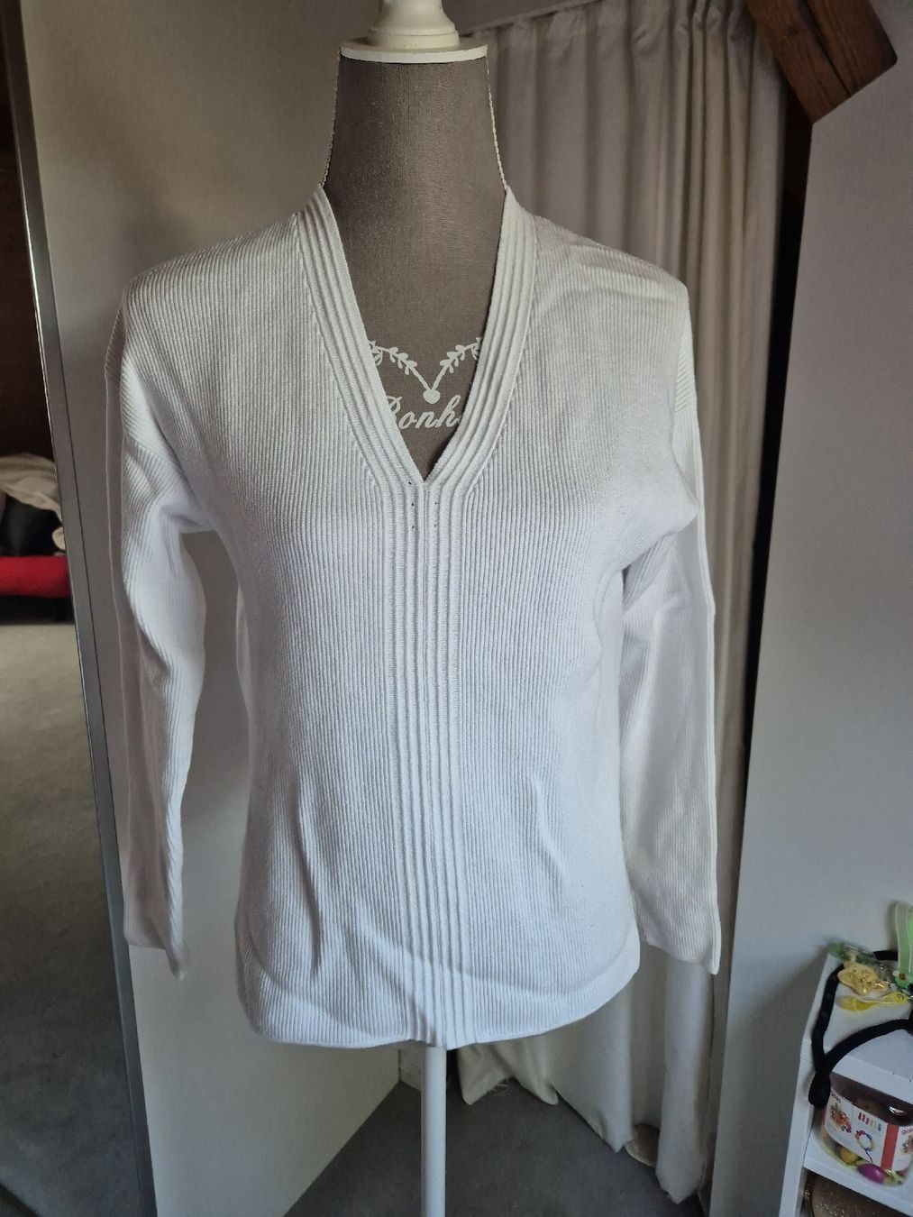 Pullover & Sweatshirts: Damen Pullover weiss V-Ausschnitt gerippt – Gebraucht aus Zürich von Drago670 1